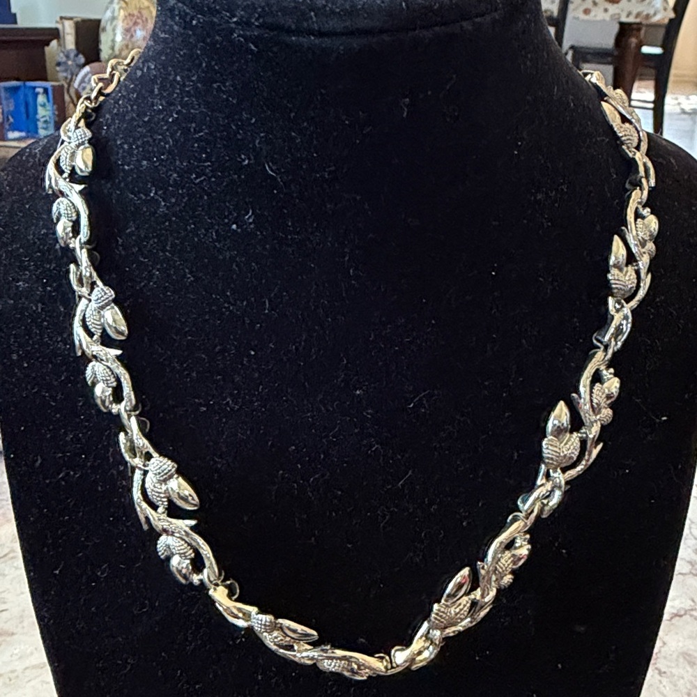 EUC~Vintage Silver Plated Women’s 16 Inch Adjustable Acorn Necklace
